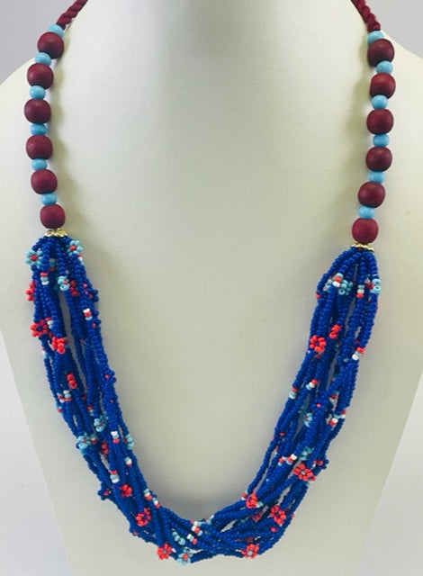 COLLIER PERLES EN VERRE ROUGES ET EN BOIS ET PERLES DE ROCAILLE BLEUES