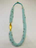 COLLIER MULTICOUCHE EN PERLES DE ROCAILLE JECKO DORÉES ET PERLES CRIS AVEC FIL