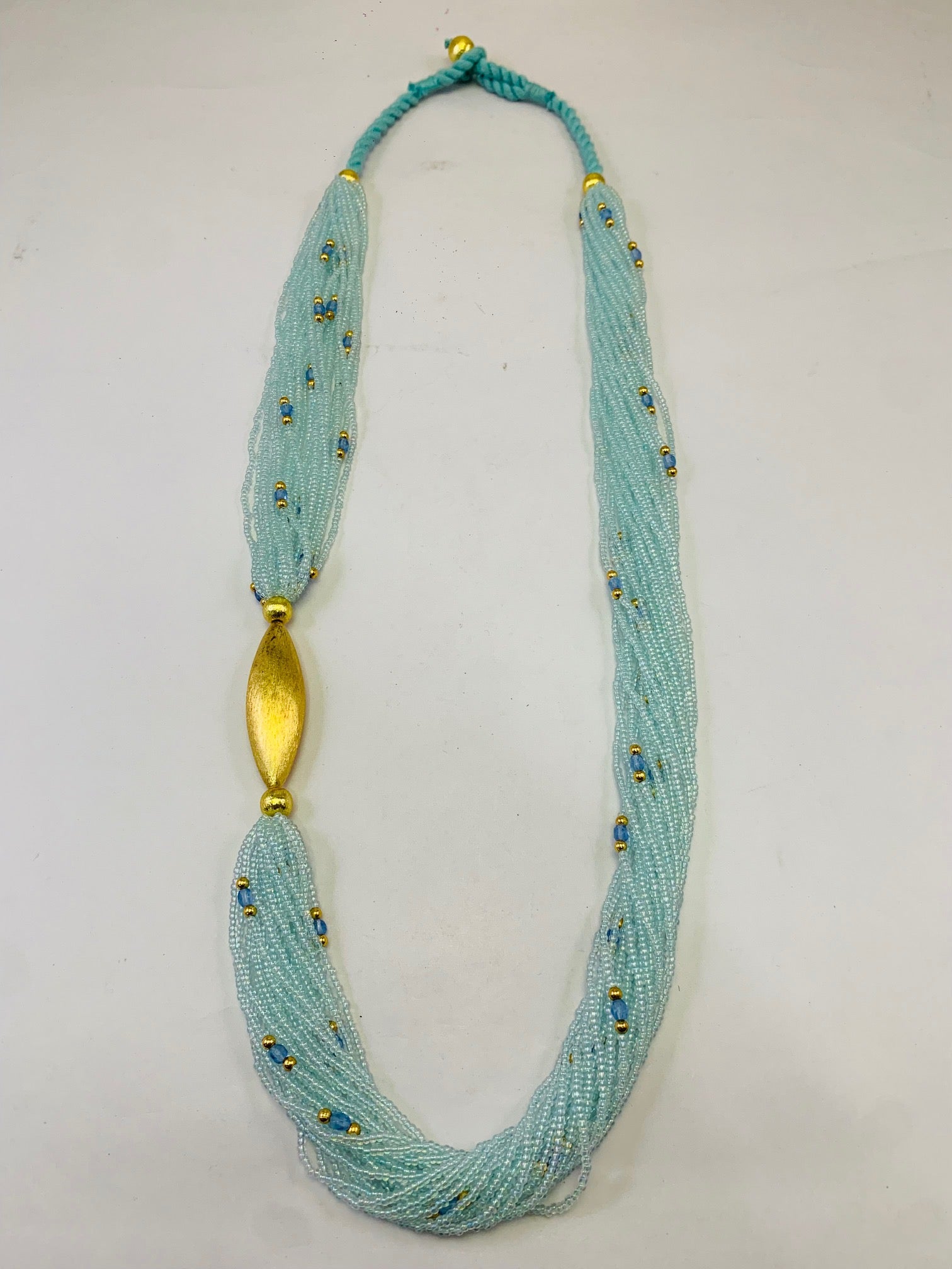 COLLIER MULTICOUCHE EN PERLES DE ROCAILLE JECKO DORÉES ET PERLES CRIS AVEC FIL