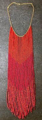 ROTE UND ORANGE FARBENE ROCAILLE-HALSKEITE MIT GOLDENER METALLKETTE