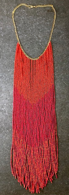 ROTE UND ORANGE FARBENE ROCAILLE-HALSKEITE MIT GOLDENER METALLKETTE