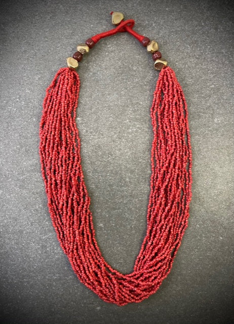 COLLIER PERLES ROCAILLES AVEC NUGGETS EN ALUMINIUM DORÉ ET FIL