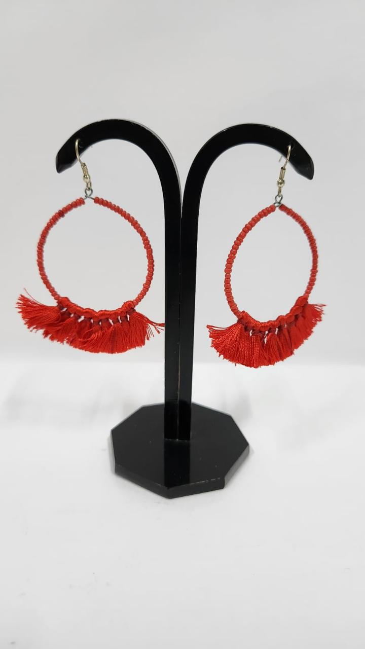 BOUCLES D'OREILLES À PENDENTIF PERLES DE ROCAILLE ET POMPONS ROUGES