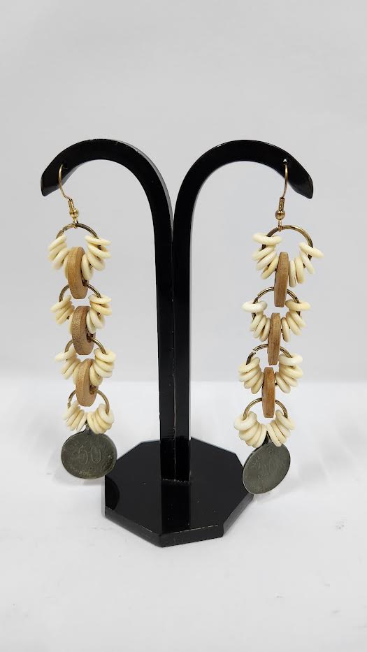BOUCLES D'OREILLES PERLES BOIS ET OS AVEC PIÈCE ANCIENNE COULEUR NATURELLE